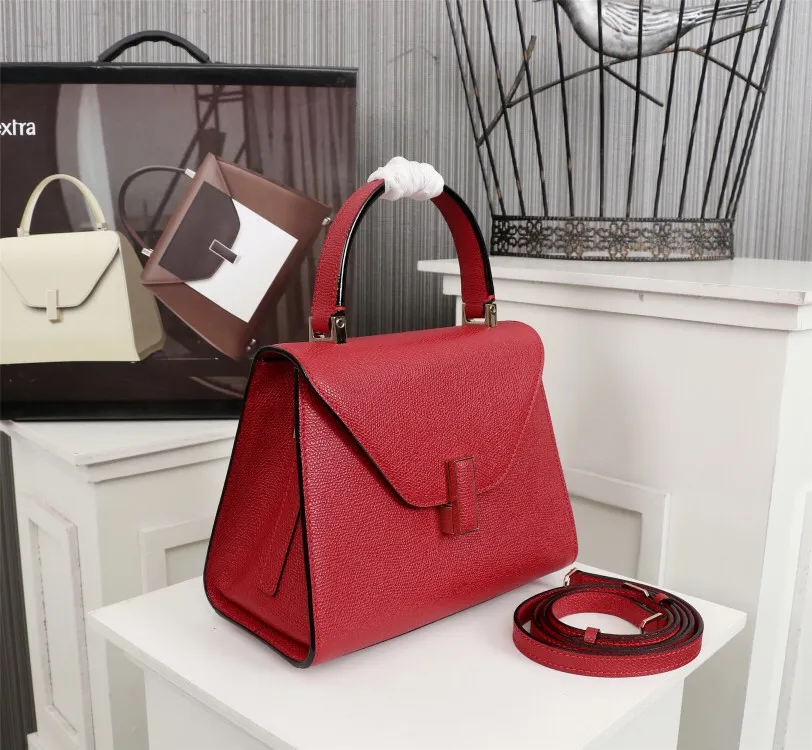 In stock👉Original small size big red👉Valextra Valextra Iside, known as Italian Hermès, is one of the most representative designs of Valextra. There is no obvious logo, but the simple collective line design is very recognizable, full of architectural art, and shows a capable and intellectual style. It is made of imported palm-print lining cowhide, with up to five stitches of handwork, and the shiny oil edges test the skill of the craftsman. Small size: 22Cm